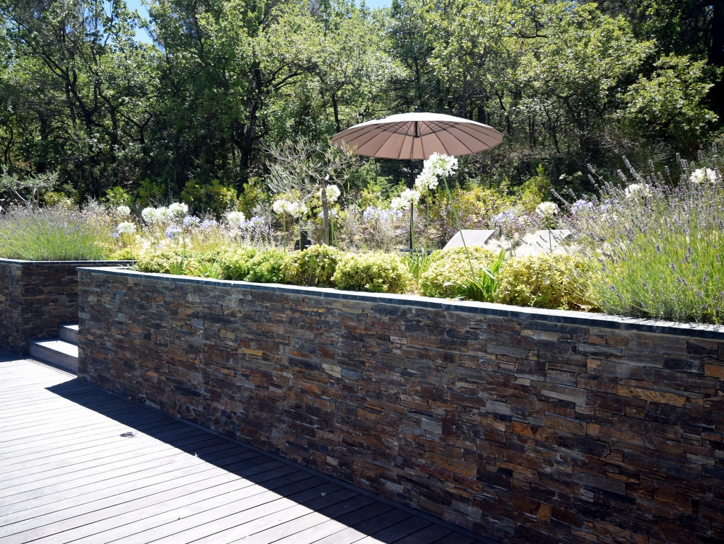 Création d'un jardin zen avec un mur en pierre